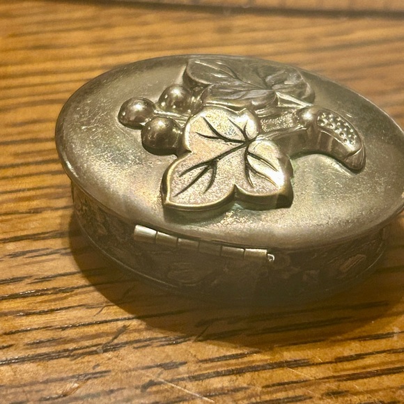 Old Tiny Silver Trinket or Pill Box - Picture 4 of 8